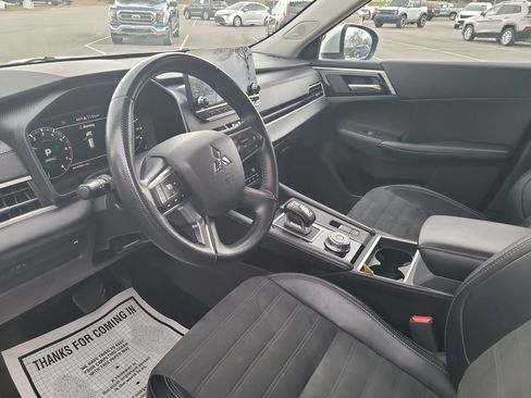 Used 2024 Mitsubishi Outlander AWD image 10