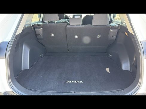 Used 2021 Toyota RAV4 LE AWD/4WD image 26