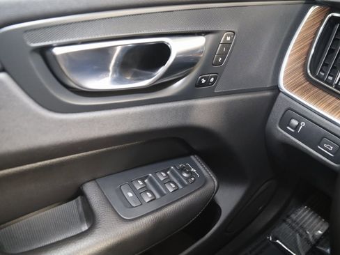Used 2022 Volvo XC60 B5 Momentum image 31