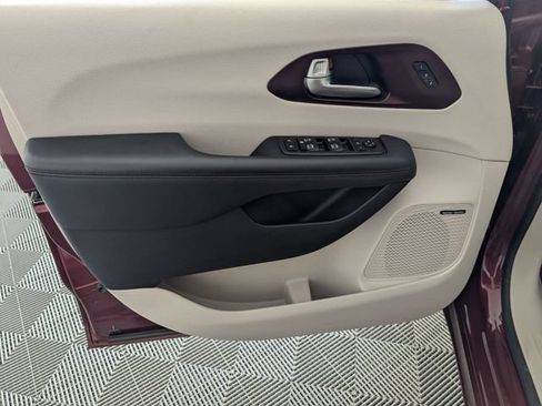 Used 2018 Chrysler Pacifica Limited w/ Tire & Wheel Group FWD image 10