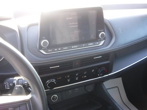 Used 2023 Nissan Rogue S image 14