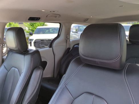 Used 2024 Chrysler Pacifica Limited FWD image 8