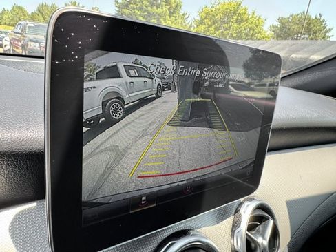 Used 2020 Mercedes-Benz GLA 250 4MATIC w/ Premium Package image 13