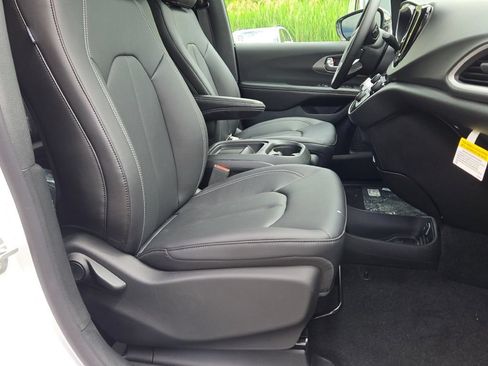 New 2027 Chrysler Pacifica LX FWD image 6