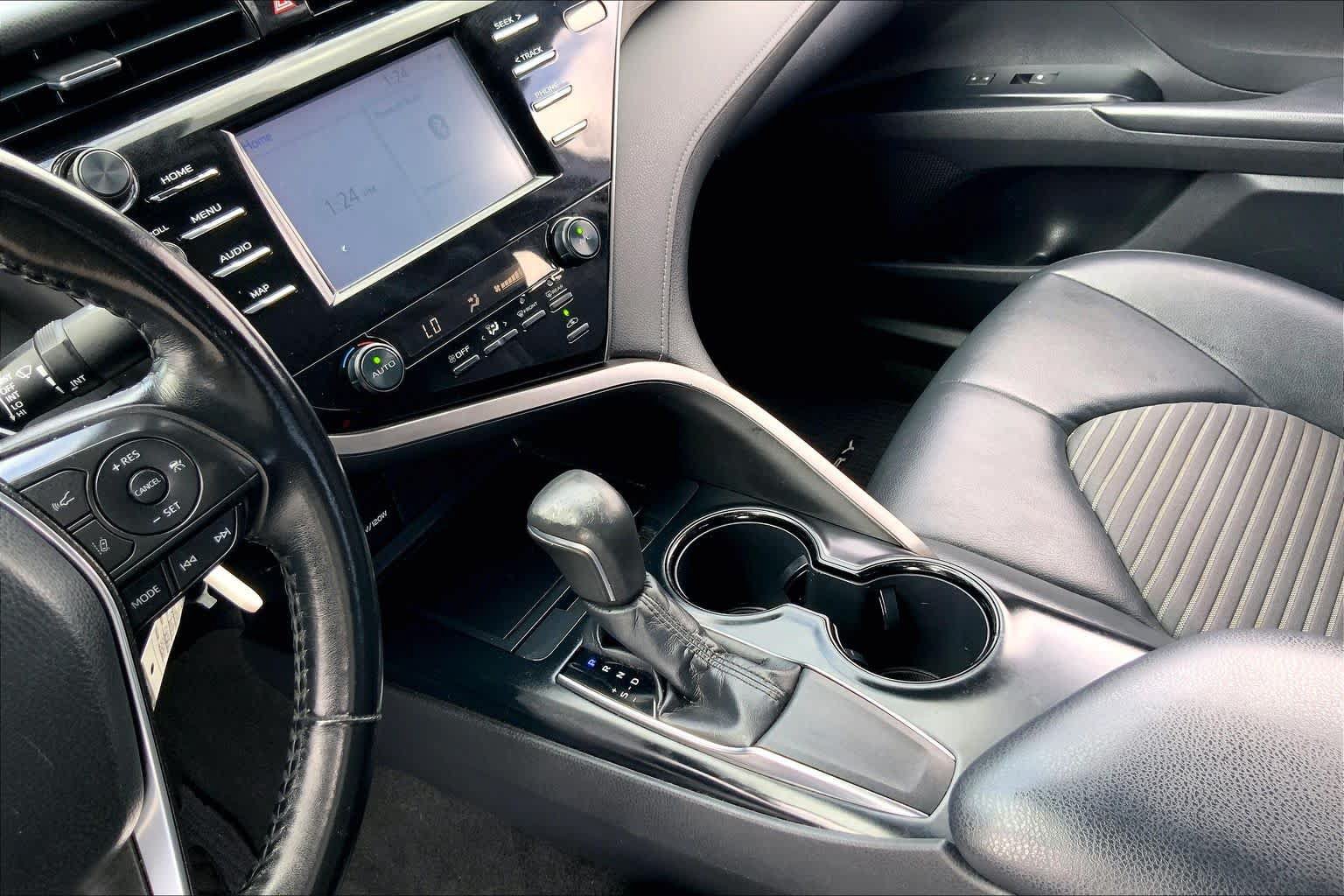 Used 2019 Toyota Camry SE FWD image 16