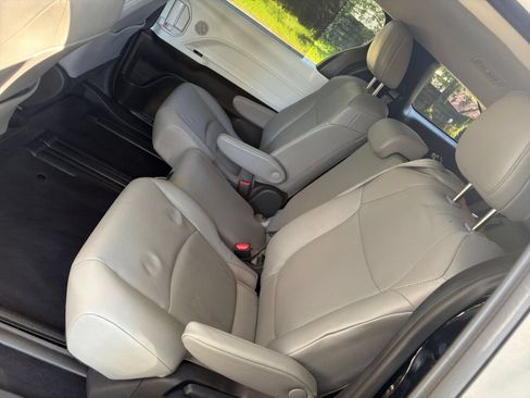 Used 2025 Toyota Sienna XLE FWD image 42