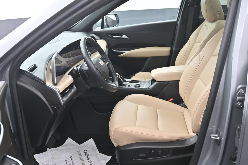 Used 2024 Cadillac XT4 Luxury w/ Cold Weather Package AWD/4WD image 10