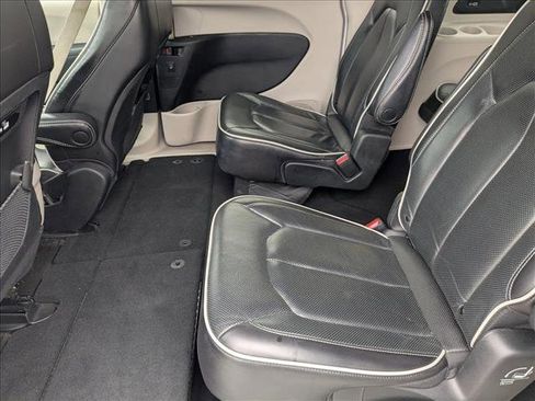 Used 2023 Chrysler Pacifica Limited image 18