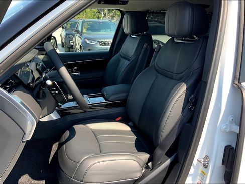 New 2025 Land Rover Range Rover Long Wheelbase SE image 6