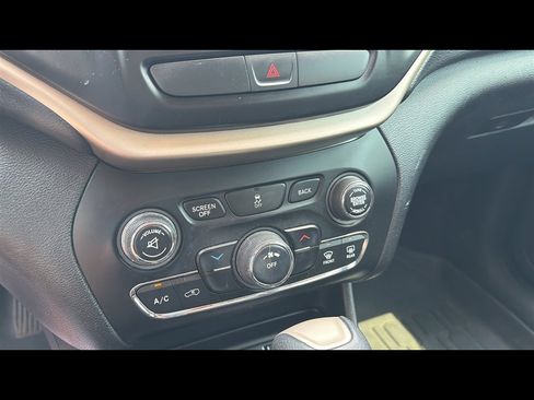 Used 2016 Jeep Cherokee Latitude w/ Cold Weather Group AWD/4WD image 19