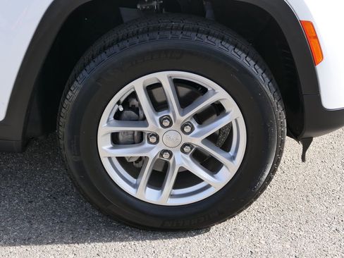 Used 2025 Jeep Grand Cherokee Laredo X image 25