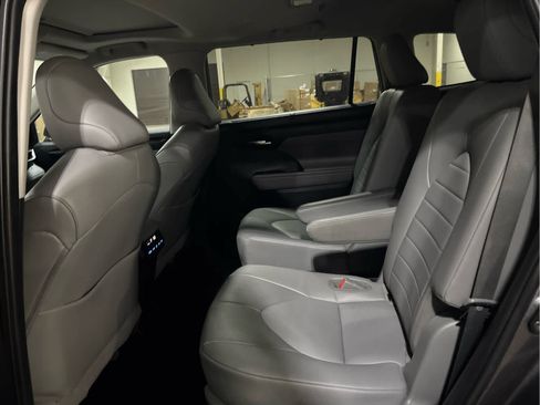 Used 2022 Toyota Highlander XLE AWD/4WD image 6