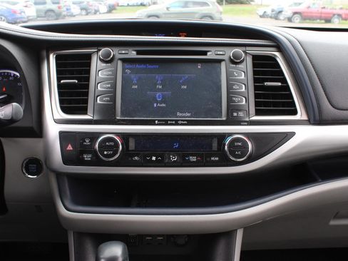 Used 2019 Toyota Highlander XLE AWD/4WD image 13
