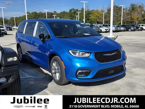 New 2026 Chrysler Pacifica Limited FWD image 1