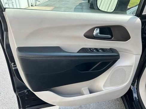 Used 2023 Chrysler Voyager LX FWD image 11