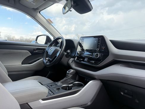 Used 2020 Toyota Highlander LE image 41
