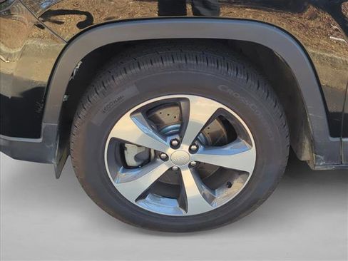 Used 2019 Jeep Cherokee Limited image 29