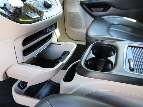 Used 2023 Chrysler Pacifica Touring-L FWD image 22