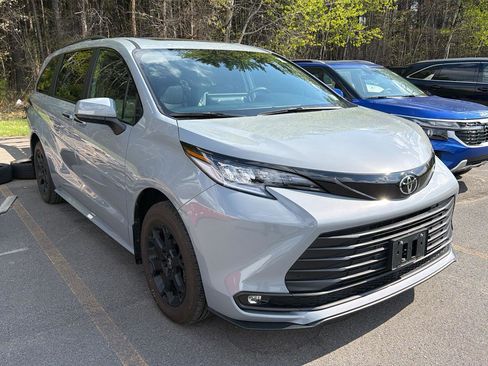 Used 2026 Toyota Sienna XLE Woodland Edition AWD/4WD image 3