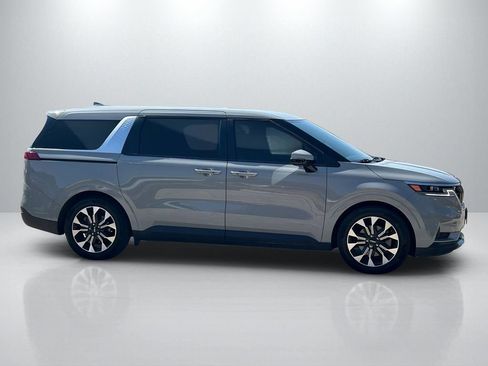 Used 2023 Kia Carnival EX FWD image 4