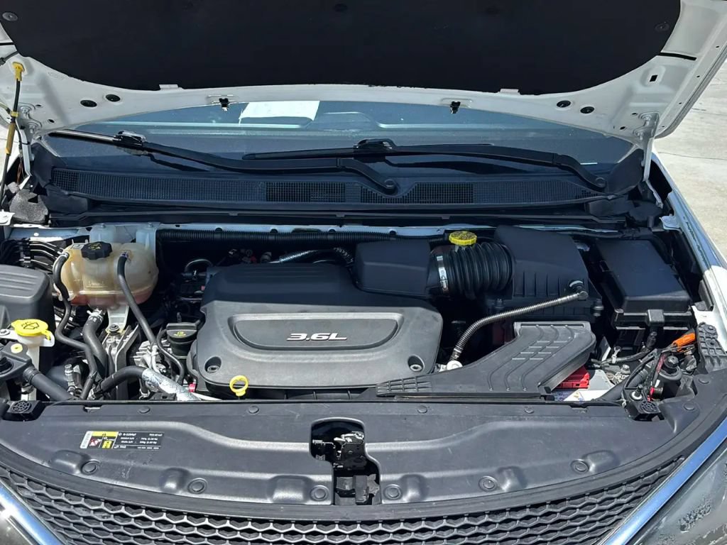 Used 2017 Chrysler Pacifica LX FWD image 10