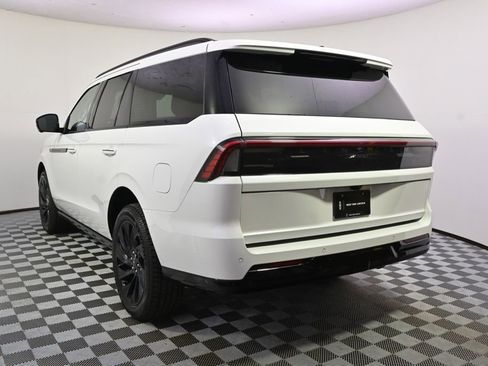 New 2026 Lincoln Navigator Reserve w/ Jet Appearance Package AWD/4WD image 4