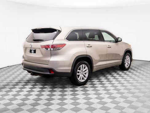 Used 2015 Toyota Highlander LE image 5