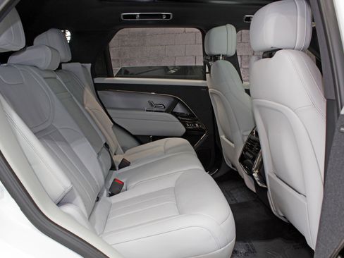 Used 2025 Land Rover Range Rover Sport SE AWD/4WD image 45