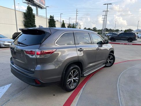 Used 2016 Toyota Highlander XLE FWD image 2