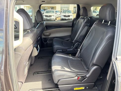 Used 2025 Kia Carnival FWD image 24