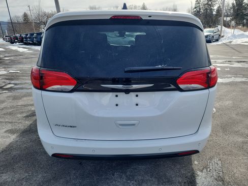 Used 2025 Chrysler Voyager LX image 7