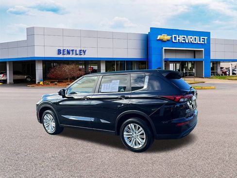 Used 2022 Mitsubishi Outlander ES image 3