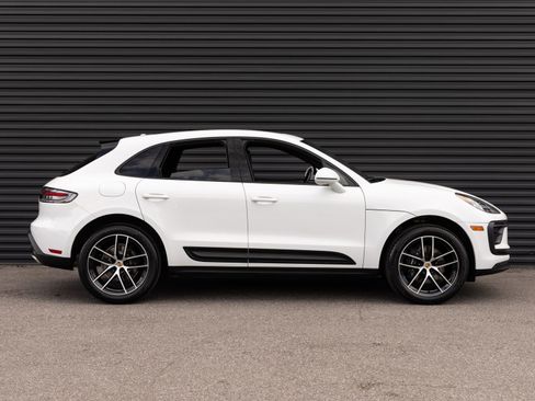 Certified 2025 Porsche Macan AWD/4WD image 8