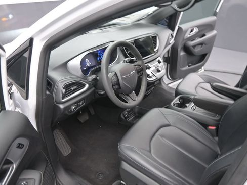 Used 2024 Chrysler Pacifica Limited FWD image 15