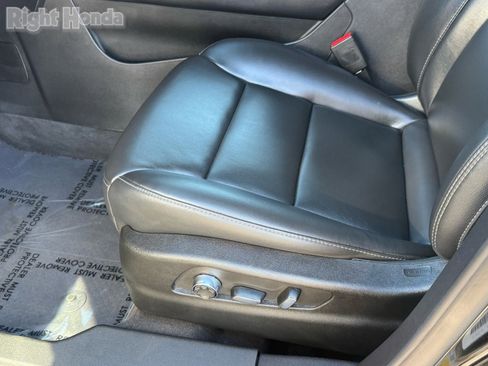 Used 2025 Cadillac XT4 Premium Luxury image 13