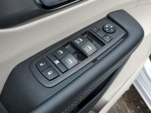 Certified 2024 Chrysler Pacifica Touring-L image 6