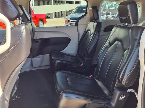 Used 2023 Chrysler Pacifica Touring-L image 17