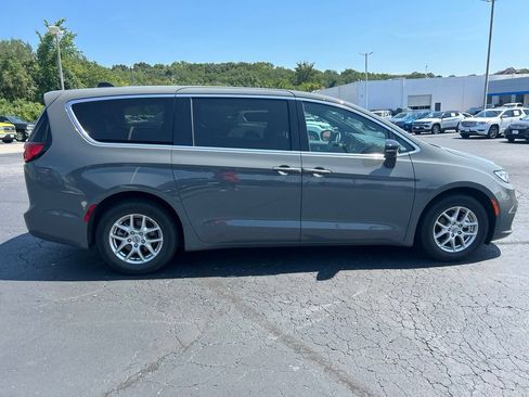 Used 2025 Chrysler Pacifica Select FWD image 4