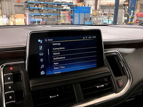 Used 2023 Chevrolet Suburban Premier image 32