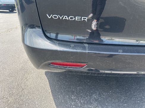 Used 2022 Chrysler Voyager LX FWD image 7