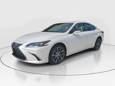 Used 2024 Lexus ES 250 w/ Premium Package image 4