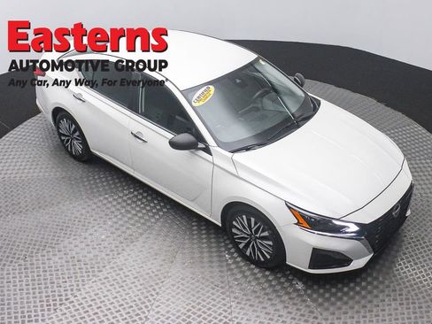 Used 2025 Nissan Altima 2.5 SV FWD image 3