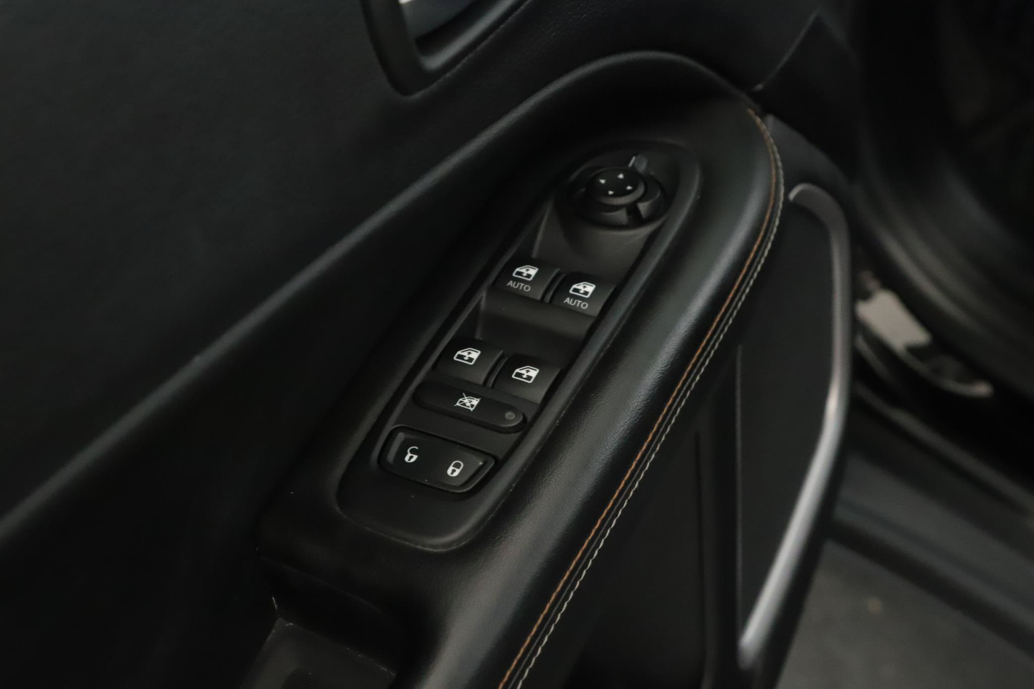 Used 2018 Jeep Compass Latitude w/ Cold Weather Group AWD/4WD image 7
