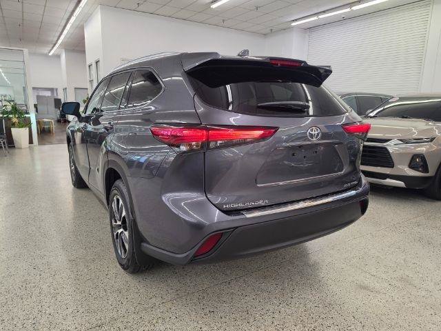 Used 2020 Toyota Highlander XLE AWD/4WD image 7