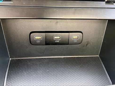 Used 2024 Kia Carnival LX image 16