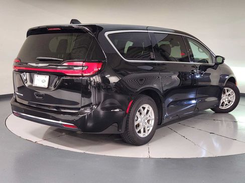 Used 2023 Chrysler Pacifica Touring-L FWD image 2
