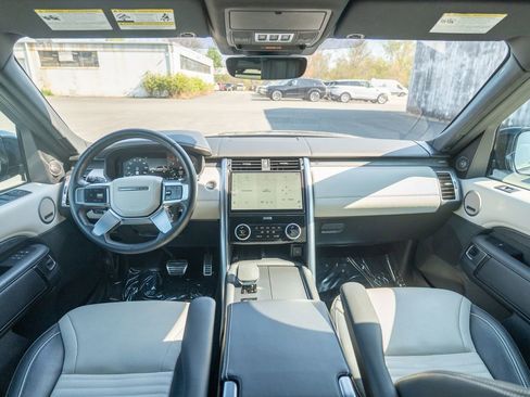 Used 2023 Land Rover Discovery Metropolitan Edition AWD/4WD image 18
