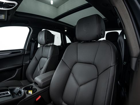 Certified 2025 Porsche Macan image 14