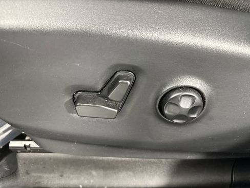 Used 2025 Chrysler Pacifica Select image 20