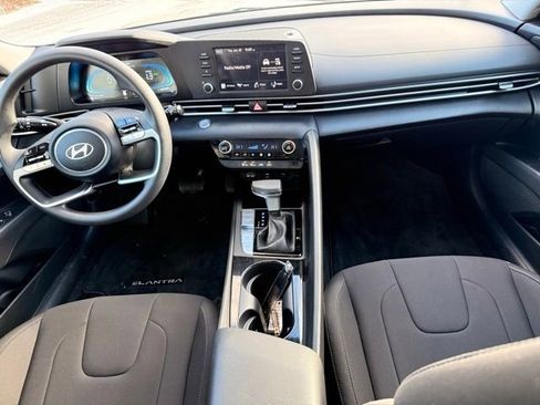 Used 2025 Hyundai Elantra Blue image 14